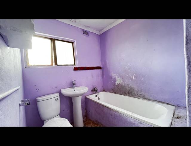 5 BEDROOM HOUSE FOR SALE IN UMLAZI BB